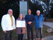 Eine neue Stele für Laubenheim OB Nino Haase und Ortsvorsteher Norbert Riffel enthüllen Stele im Laubenheimer Park
