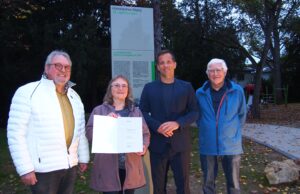 Eine neue Stele für Laubenheim OB Nino Haase und Ortsvorsteher Norbert Riffel enthüllen Stele im Laubenheimer Park