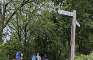 Mit Paco und Valentin durch den Roten Hang Familienwandertag >>>Der Kilians-Chor Nierstein unterwegs durch den Roten Hang bis Nackenheim