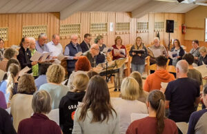 Mit „Fly me to the Moon“ wächst Uelversheimer Chorprojekt über sich hinaus Konzert in Guntersblum mit über 100 Sängerinnen und Sängern