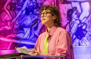 Lyrikerin Melis Ntente lädt Jugendliche zum kreativen Schreiben ein