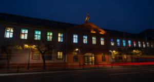 Illuminierter Adventskalender am Landesmuseum Mainz
