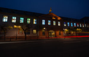 Illuminierter Adventskalender am Landesmuseum Mainz Fensterblick >>>Leuchtende Kunstwerke in der Golden-Ross-Kaserne