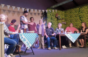 Verirrungen durch Selbstgebrannten Grillfest Hangover >>>„Fidele Brüder“ feierten eine Grillfest-Premiere auf der Bühne