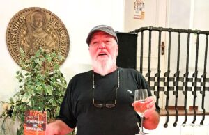 45 Jahre Gastwirt, jetzt Rentner: „Wolfi“ Klein referierte aus seinem Buch „Bandsalat“ Reime und Noten: Lesung mit Musik im Gonsenheimer Rathaus