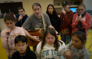 Wie eine Schulband in Mainz die Kinder stärkt „Wir sind wer“ >>>Probenbesuch in der Peter-Jordan-Schule