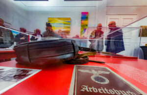 Erinnerungskultur in Familien im Niersteiner Rathaus Ausstellung lässt Objekte aus der NS-Zeit sprechen