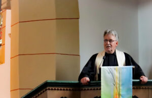 Wanderstab für den weiteren Weg Evangelische Christen der Rheintalhöhen würdigten Pfarrer Fitting