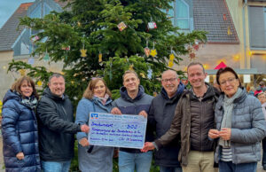 Beim Martinsmarkt gesammelt, zum Nikolausmarkt überreicht Spende für nachhaltige Weihnachtsbeleuchtung