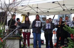 51 Stände bedeuten Rekord in den Vororten Lichterglanz >>>36. Finther Adventszeit lockte an die Pfarrkirche St. Martin