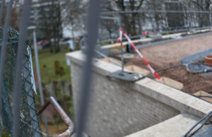 Weiterhin kein Durchgang von der Paul-Denis-Straße Bauverzögerung am Alten Jüdischen Friedhof