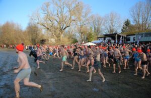 Nass-kalte Tradition am Jahresbeginn Seit 16 Jahren dient das Neujahrstauchen einem guten Zweck