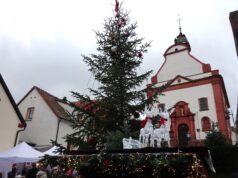 Hip-Hop-Tänze am Weihnachtsbaum