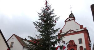 Hip-Hop-Tänze am Weihnachtsbaum