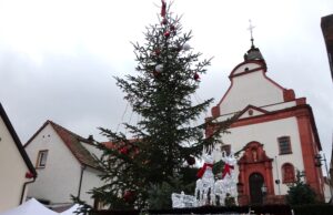 Hip-Hop-Tänze am Weihnachtsbaum Advent >>>Marienborn läutete die Weihnachtszeit ein