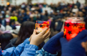 Große Bühne vor dem Schulhof in Mombach Kinder öffneten ein Adventsfenster der Lemmchenschule