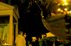 Mombach mit adventlichen Lichtmomenten Familien, Kirchen und Institutionen öffnen Adventsfenster