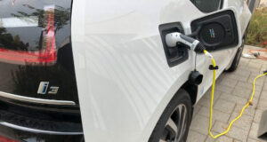 Ein Dorf teilt sich ein Auto