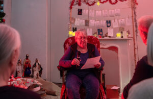 Literarischer Kalender verbindet Generationen im Altenzentrum Advent >>>Täglich öffnen Jugendliche und Kinder ein literarisches Adventsfenster