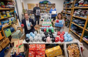 Kunst von Otto Waalkes in der Rotunde Stadtwerke präsentieren humorige Gemälde des Friesenjung / Plüsch-Ottifanten für Mainkinderkram