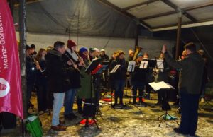 Mit Winnetou ins neue Jahr Glühweinprobe zum Jubiläumsjahr vor dem Feuerwehrhaus