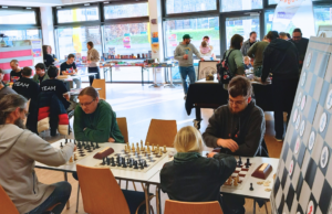 Spieltische statt Altersgrenzen Gesellschaftsspiele >>>ZOCK’N’ROLL AREA brachte Menschen aller Altersgruppen im Yellow Ingelheim zusammen