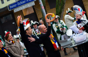 Schlüssel futsch: Narren übernahmen Mombach Mit Wortwitz, Trommeln und guter Laune eroberten die Fastnachter die Ortsverwaltung