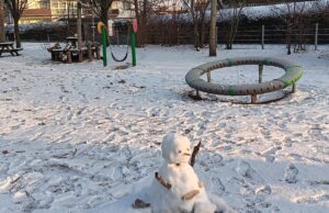 Gefrorene Fallschutzflächen auf Spielplätzen – erhöhte Verletzungsgefahr bei Frost