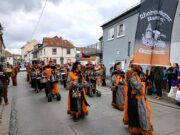 Finther Narren feiern fröhlich Straßenfastnacht