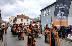 Finther Narren feiern fröhlich Straßenfastnacht Narretei >>>Beim 70. VR Bank Mainz – Zug der Finther Lebensfreude war zum ersten Mal eine Zugprinzessin mit eigenem Adjutanten und Hofstaat dabei