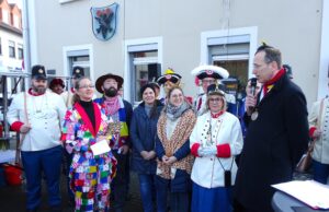 „Dragoner voraus!“ auf dem Lindenplatz Narretei >>>Vergnüglicher Sturm auf die alte Ortsverwaltung in Hechtsheim