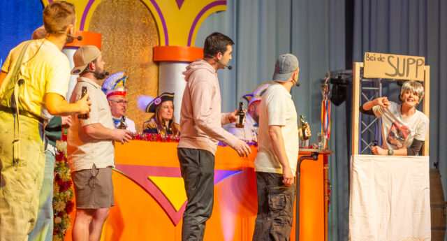 Als „Sängerjugend“ zog „Sektion Tresen“ durch die Heidesheimer Kneipenlandschaft – und landete mit „Geh nit fort – Bleib im Ort“ einen Stimmungstreffer. Foto: Gregor Starosczyk-Gerlach