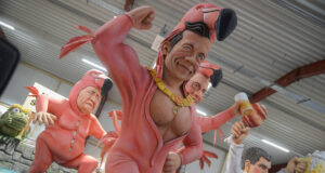 Motivwagen mit politischer Pointe im Mainzer Rosenmontagszug