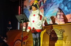 Mit Sitzungspräsident Marcus Schwalbach als Faustpfand „Die Brunnebutzer“ zeigen bei ihrer Sitzung gelungenen Mix aus eigenen Beiträgen und Gastkünstlern