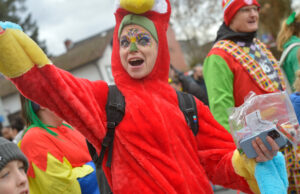 Als Gott Jocus die Sonne nach Mombach geleitete Der Schissmelle-Dienstags-Umzug im Konfetti-Regen