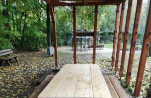 Wetterfester Treffpunkt MEHRGENERATIONENPLATZ >>>Neue Hütte bietet Schutz vor Wind und Regen