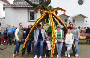 Die Osterkrone sorgt für Glanz im Ortskern Bretzenheimer Landfrauen schmückten erneut den Gänsmarktbrunnen