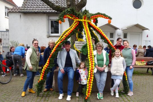 Die Osterkrone sorgt für Glanz im Ortskern