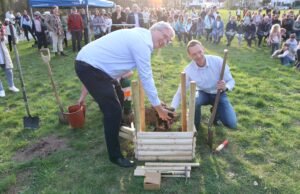 Stadt fördert Friedensarbeit: Neuer Friedenshain im Ostpark
