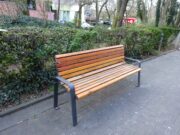 Ärger über zwei neue Sitzbänke