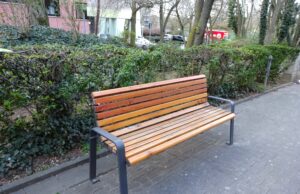 Ärger über zwei neue Sitzbänke Elsa-Brändström-Straße >>>Lärm und Müll nerven die Anwohner