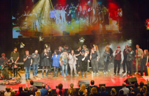 Musik als Bekenntnis zur Demokratie Zwölf Lieder und Statements zum Mutmachen beim Konzert in der ausverkauften kING