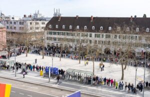 Menschenwürdekette anlässlich des Internationalen Tags gegen Rassismus