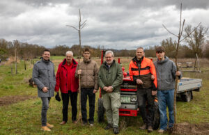Vier neue Bäume für Nieder-Olms Streuobstwiese NATURSCHUTZ >>>Josef Wagner spendet regelmäßig alte Apfel- und Birnbaumsorten
