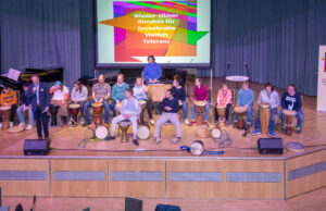 Spannende Stimmen für Demokratie, Freiheit und Toleranz VERANTWORTUNG >>>Bündnis und Musikschule setzen ein Zeichen in Nieder-Olm
