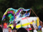 Kinderkleidung, Spielzeug und Fahrzeuge