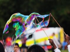 Kinderkleidung, Spielzeug und Fahrzeuge