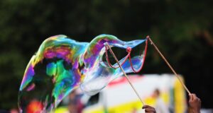 Kinderkleidung, Spielzeug und Fahrzeuge