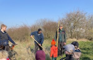 Kita Selzlinge pflanzt Kopfweide für Natur und Schatten Im Herbst wollen die Kinder einen weiteren Baum pflanzen