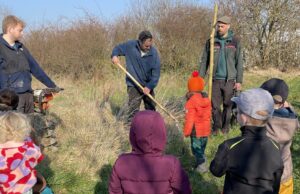 Kita Selzlinge pflanzt Kopfweide für Natur und Schatten Im Herbst wollen die Kinder einen weiteren Baum pflanzen